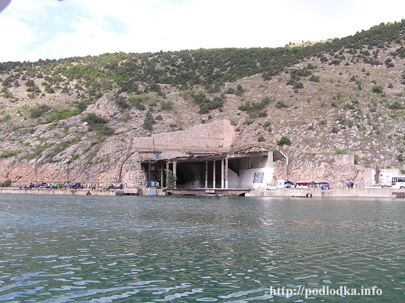 Вид с моря туннеля в скале